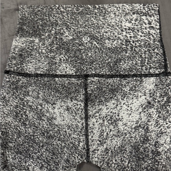Lululemon Wunder Under Pant (Hi-Rise)
Splatter White Black Size 4 EUC - Picture 4 of 9